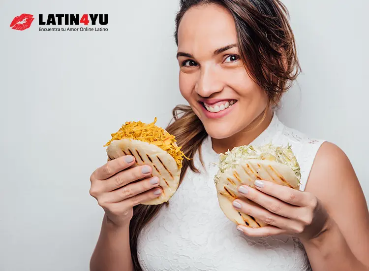 Chica sujetando arepas venezolanas