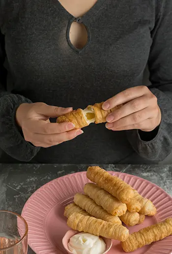 MUJER VENEZOLANA con tequeños
